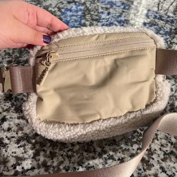 Lululemon Sherpa Everywhere Belt Bag Cream - Picture 5 of 6